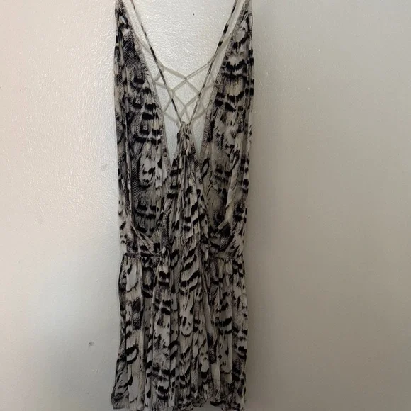 Indah Monochrome Patterned Garment - Picture 6 of 7